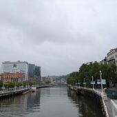 Cielo nublado en Bilbao. Foto de archivo