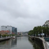 Cielo nublado en Bilbao. Foto de archivo Cielo nublado en Bilbao. Foto de archivo