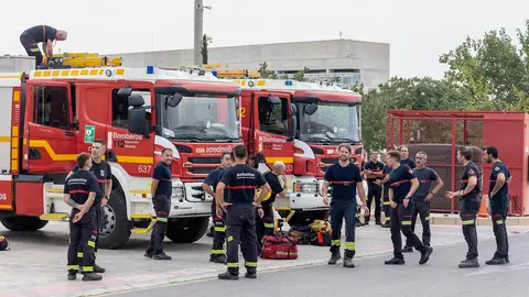 Bomberos junto a los camiones antes de partir Bomberos junto a los camiones antes de partir