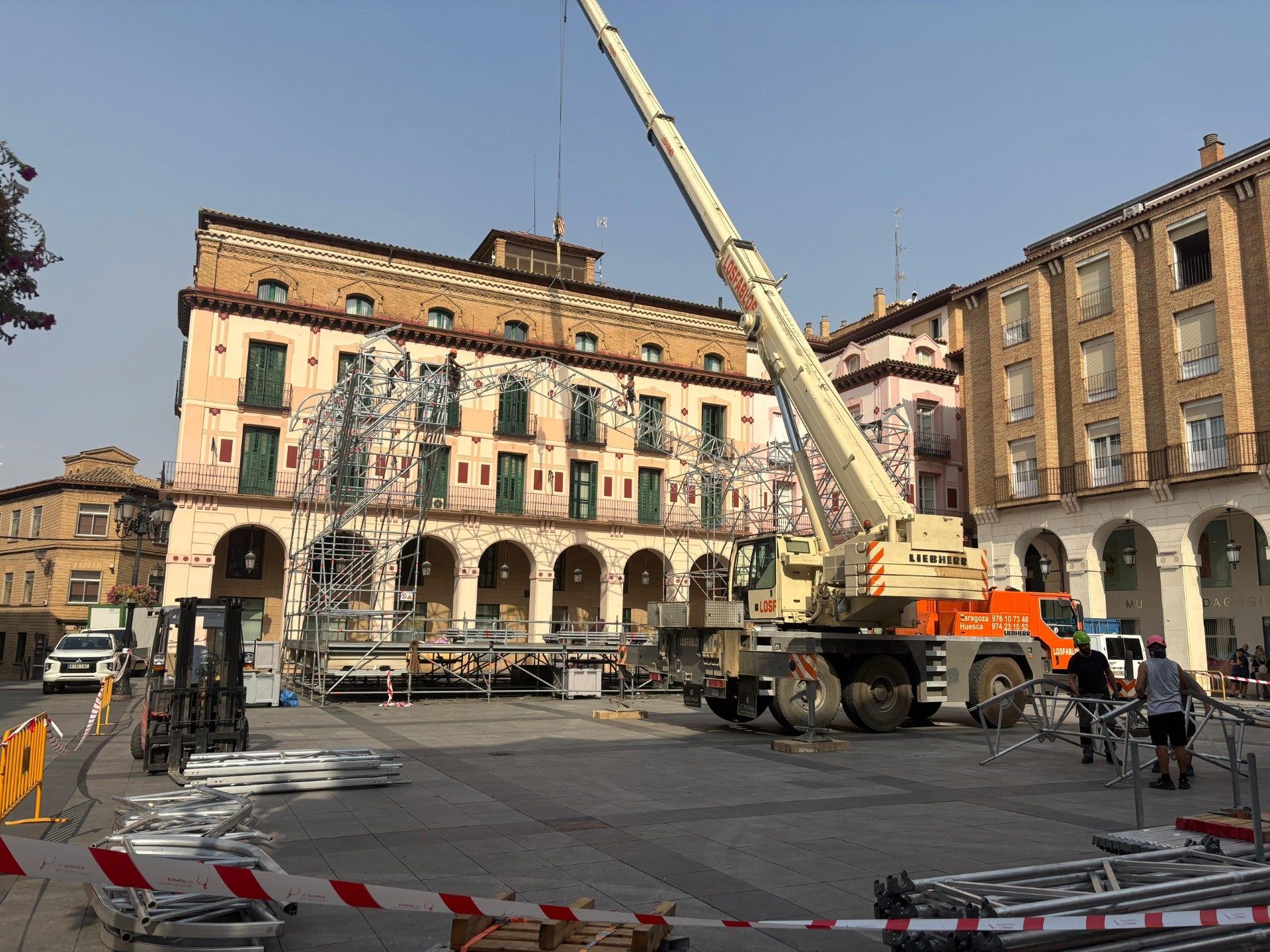 Continúa el desmontaje de escenarios de San Lorenzo para devolver la ciudad a la normalidad Continúa el desmontaje de escenarios de San Lorenzo para devolver la ciudad a la normalidad