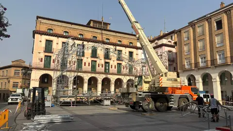 Continúa el desmontaje de escenarios de San Lorenzo para devolver la ciudad a la normalidad Continúa el desmontaje de escenarios de San Lorenzo para devolver la ciudad a la normalidad