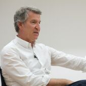 El líder del PP, Alberto Núñez Feijóo, en una entrevista con Europa Press en la sede del partido en Santiago de Compostela - CÉSAR ARXINA - EUROPA PRESS