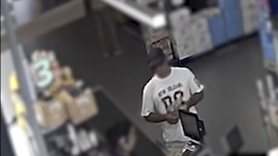 Imagen captada por las c&aacute;maras de videovigilancia del supermercado de Santa Pola en el que actu&oacute; el detenido.