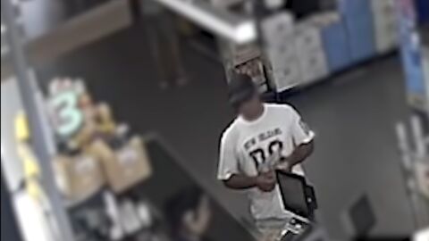 Imagen captada por las c&aacute;maras de videovigilancia del supermercado de Santa Pola en el que actu&oacute; el detenido.
