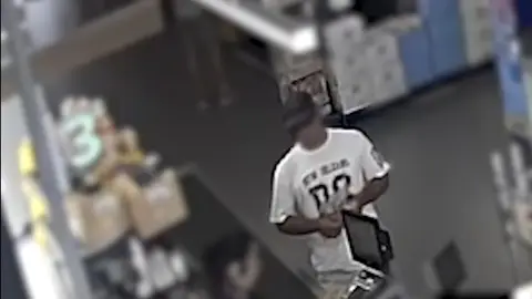 Imagen captada por las cámaras de videovigilancia del supermercado de Santa Pola en el que actuó el detenido. Imagen captada por las cámaras de videovigilancia del supermercado de Santa Pola en el que actuó el detenido.