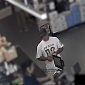 Imagen captada por las cámaras de videovigilancia del supermercado de Santa Pola en el que actuó el detenido.