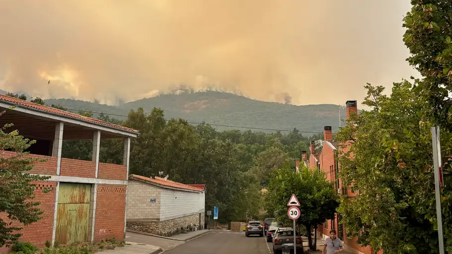 Vista del incendio cercano a Hervás (Cáceres) Vista del incendio cercano a Hervás (Cáceres)
