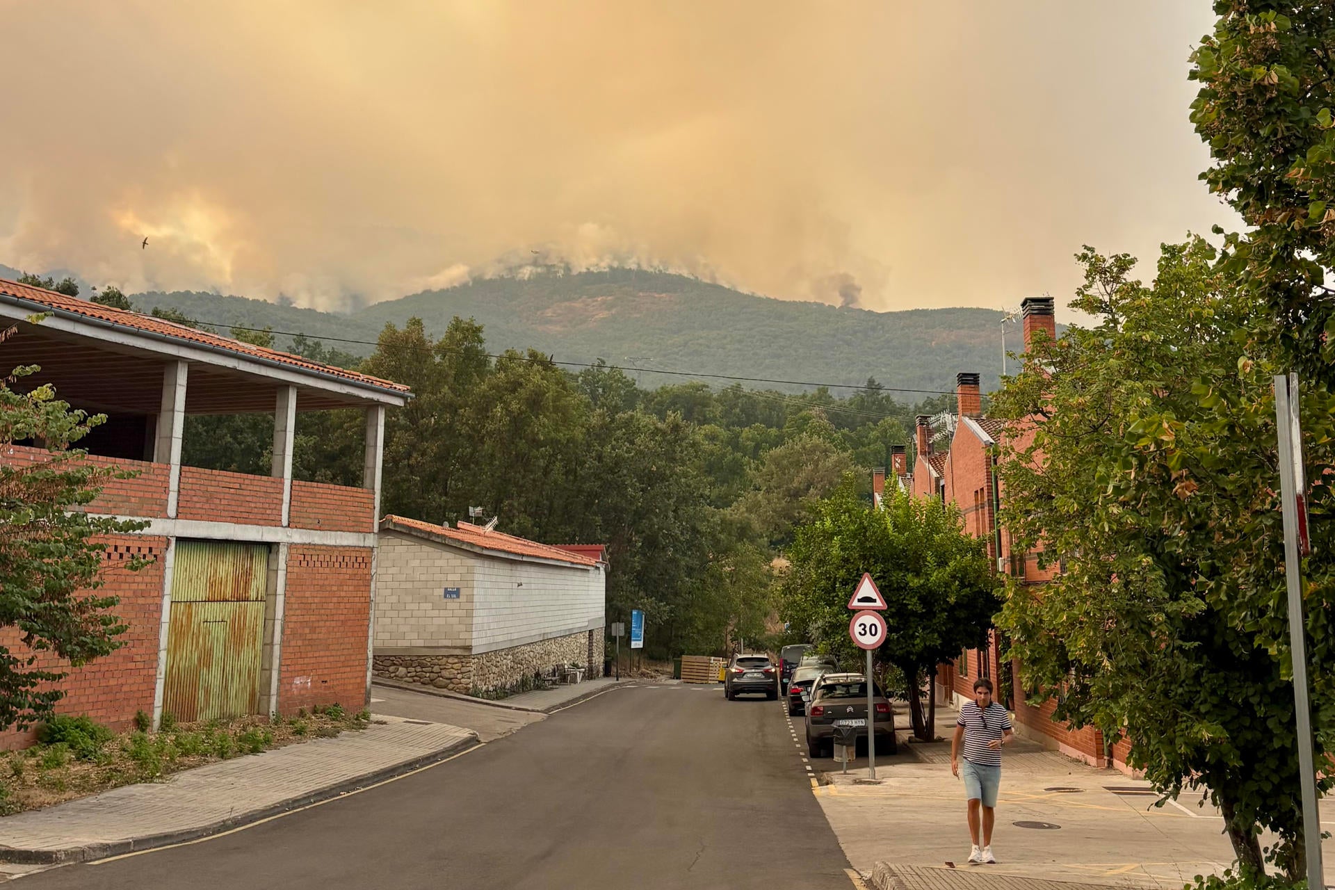 Una vecina de Hervás, uno de los pueblos afectados por los incendios en Extremadura: "Es una pesadilla medioambiental y económica" Una vecina de Hervás, uno de los pueblos afectados por los incendios en Extremadura: "Es una pesadilla medioambiental y económica"