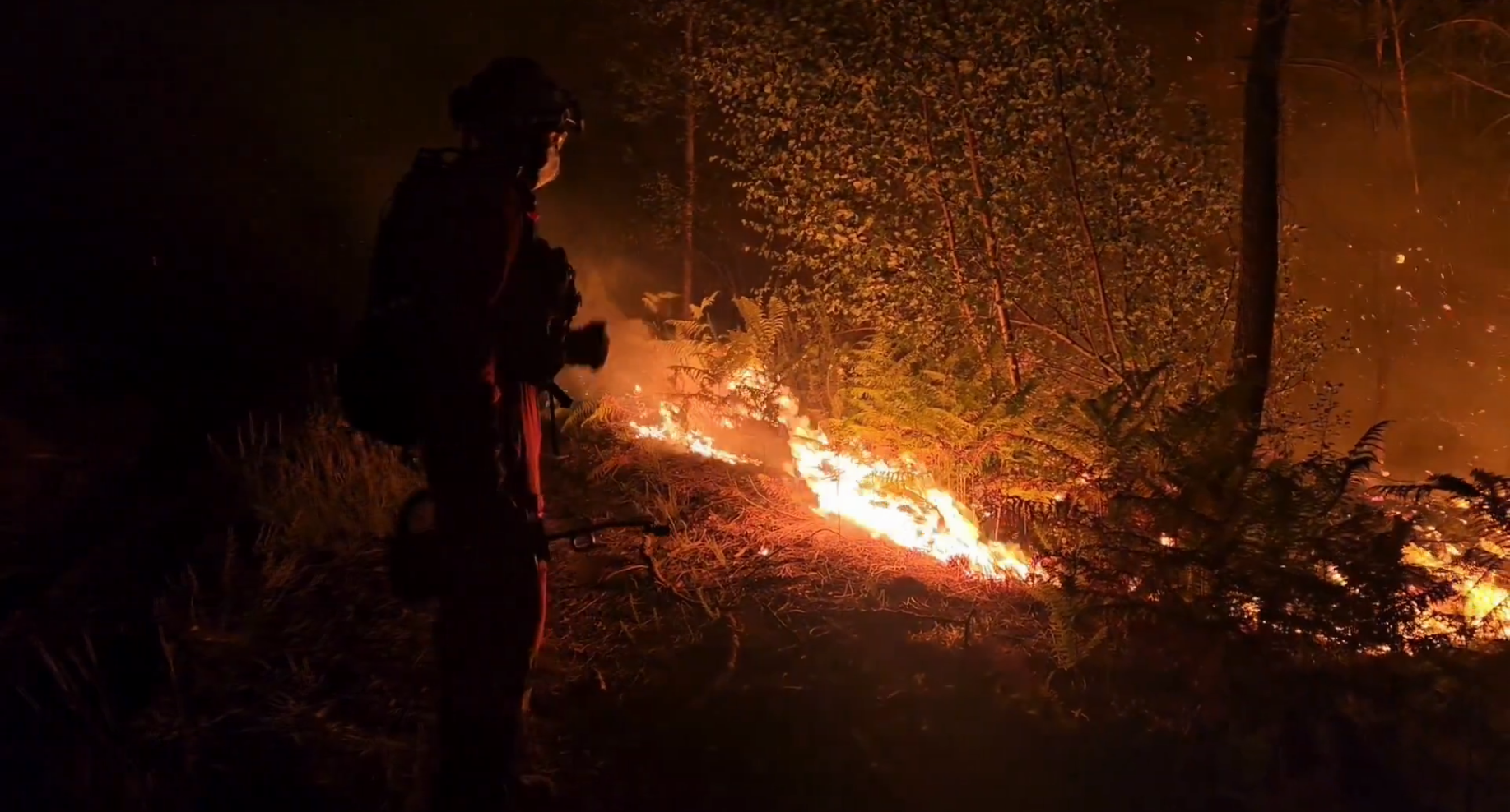 El espectacular vídeo de la UME trabajando durante la noche en los incendios de Ourense El espectacular vídeo de la UME trabajando durante la noche en los incendios de Ourense