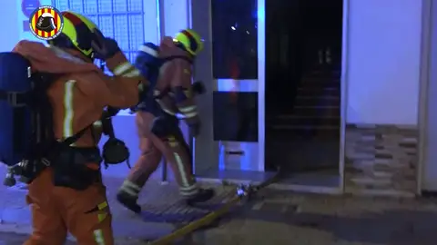 Bomberos entrando en el edifico de Benifaió afectado Bomberos entrando en el edifico de Benifaió afectado