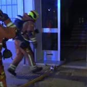 Bomberos entrando en el edifico de Benifaió afectado Bomberos entrando en el edifico de Benifaió afectado