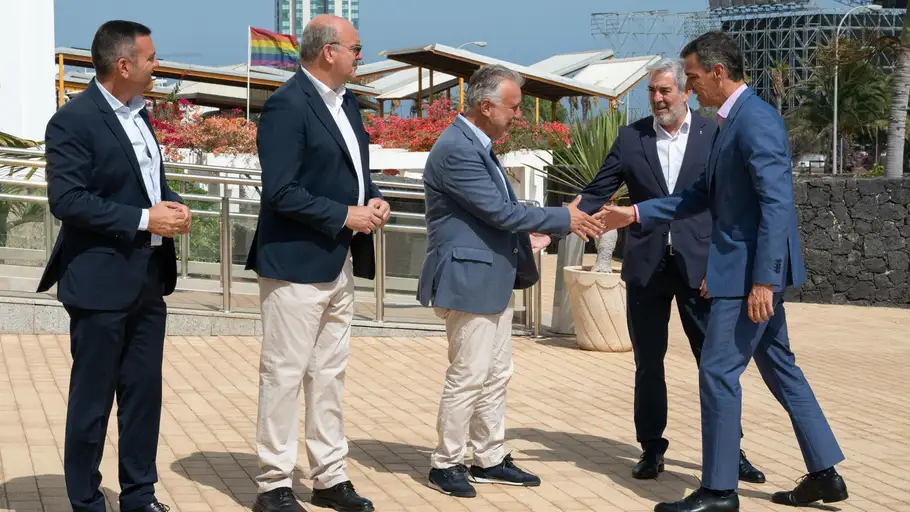 El presidente del Gobierno, Pedro Sánchez (d), ha recibido este lunes en Lanzarote al jefe del Ejecutivo canario, Fernando Clavijo (2d), un encuentro que se produce aprovechando las vacaciones del presidente del gobierno en la isla y para abordar, entre otros temas, la migración, la agenda canaria y los presupuestos. El presidente del Gobierno, Pedro Sánchez (d), ha recibido este lunes en Lanzarote al jefe del Ejecutivo canario, Fernando Clavijo (2d), un encuentro que se produce aprovechando las vacaciones del presidente del gobierno en la isla y para abordar, entre otros temas, la migración, la agenda canaria y los presupuestos.