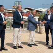 El presidente del Gobierno, Pedro Sánchez (d), ha recibido este lunes en Lanzarote al jefe del Ejecutivo canario, Fernando Clavijo (2d), un encuentro que se produce aprovechando las vacaciones del presidente del gobierno en la isla y para abordar, entre otros temas, la migración, la agenda canaria y los presupuestos.