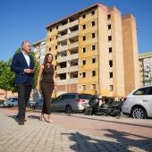 Archivo - El alcalde de Sevilla, José Luis Sanz, y la consejera de Fomento, Rocío Díaz, durante una visita al Polígono Sur de Sevilla. - JUNTA DE ANDALUCÍA. - Archivo