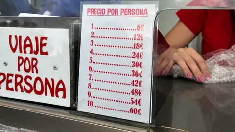 Ven la tabla de precios de una atracción de feria y no dan crédito a lo que ven Ven la tabla de precios de una atracción de feria y no dan crédito a lo que ven