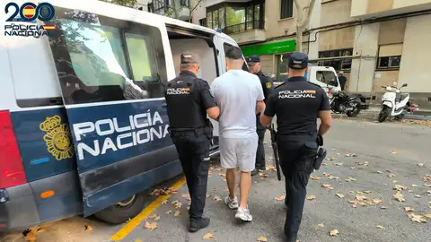 Detenidos por intentar matar a tiros dos veces al mismo hombre en Son Gotleu. Detenidos por intentar matar a tiros dos veces al mismo hombre en Son Gotleu.