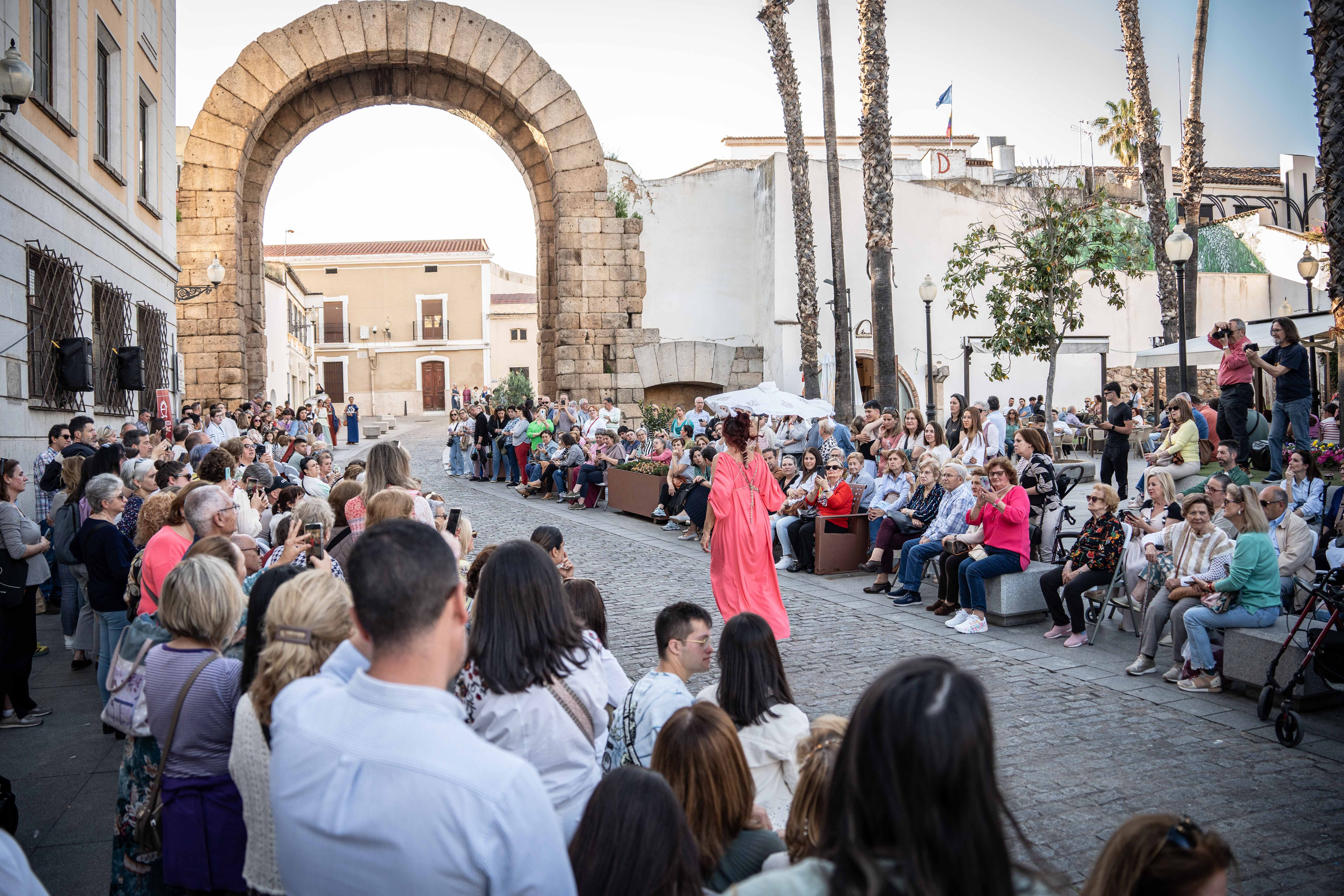Licitada la contratación del servicio para la organización de la II Pasarela Emérita Fashion Show en el Arco de Trajano Licitada la contratación del servicio para la organización de la II Pasarela Emérita Fashion Show en el Arco de Trajano