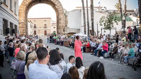 Licitada la contratación del servicio para la organización de la II Pasarela Emérita Fashion Show en el Arco de Trajano Licitada la contratación del servicio para la organización de la II Pasarela Emérita Fashion Show en el Arco de Trajano