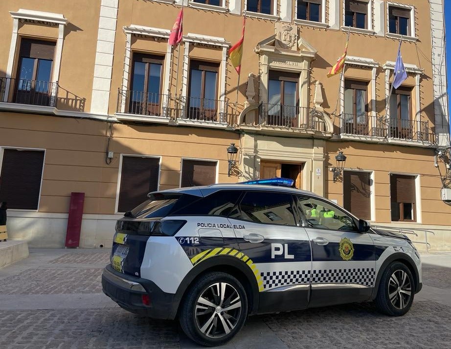 La Policía Local de Elda multa a un hombre sorprendido vendiendo cachorros de perro en la calle La Policía Local de Elda multa a un hombre sorprendido vendiendo cachorros de perro en la calle