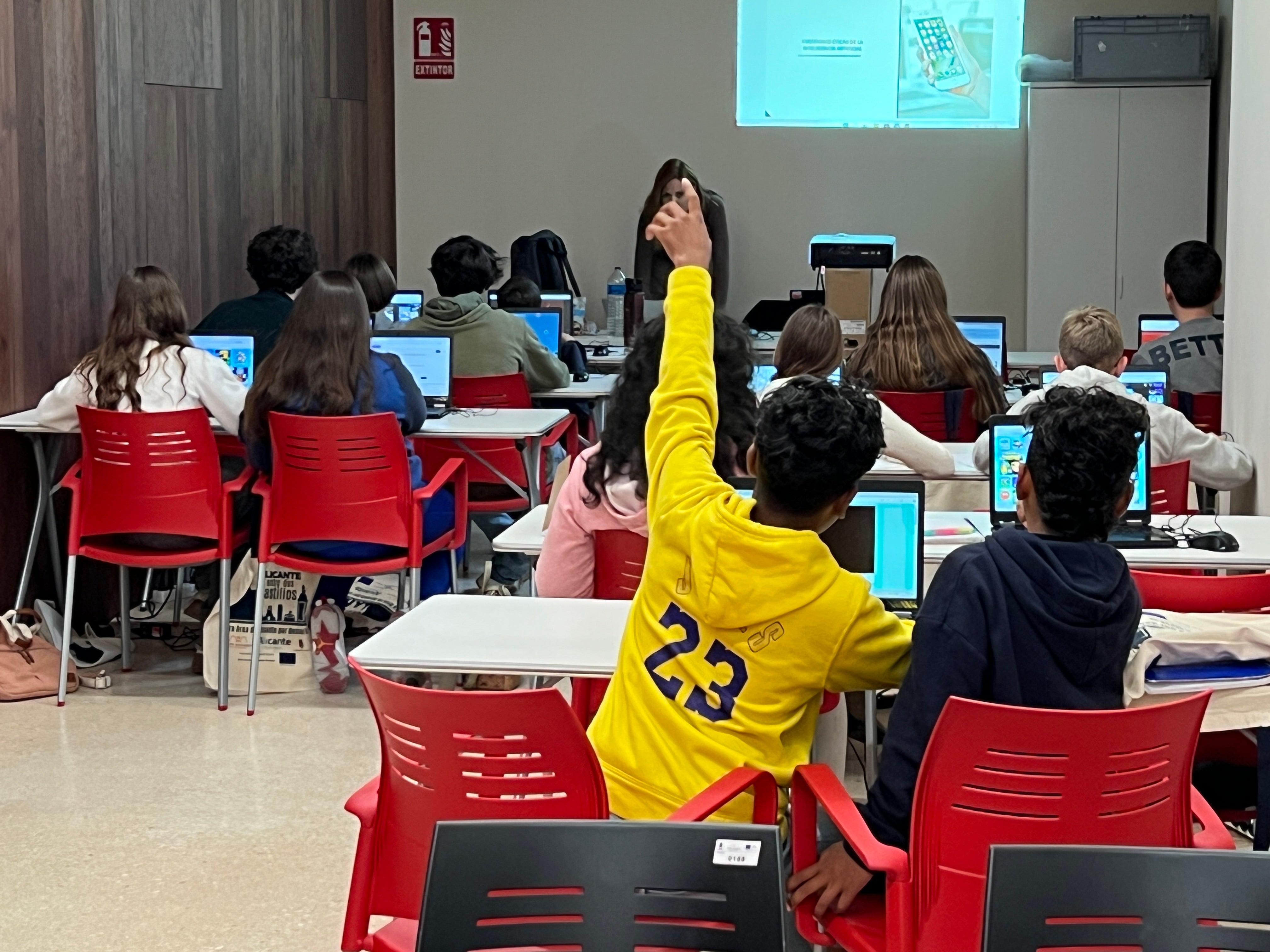 El Ayuntamiento de Alicante forma a más de 700 personas en competencias digitales y prepara nuevos cursos para septiembre El Ayuntamiento de Alicante forma a más de 700 personas en competencias digitales y prepara nuevos cursos para septiembre