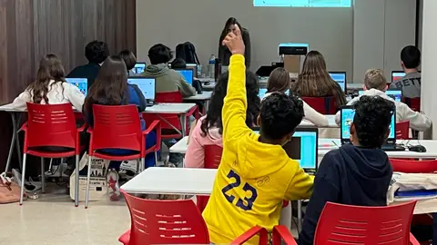 Alicante forma a más de 720 personas en los cursos de competencias digitales, manejo del móvil y aplicaciones de IA Alicante forma a más de 720 personas en los cursos de competencias digitales, manejo del móvil y aplicaciones de IA