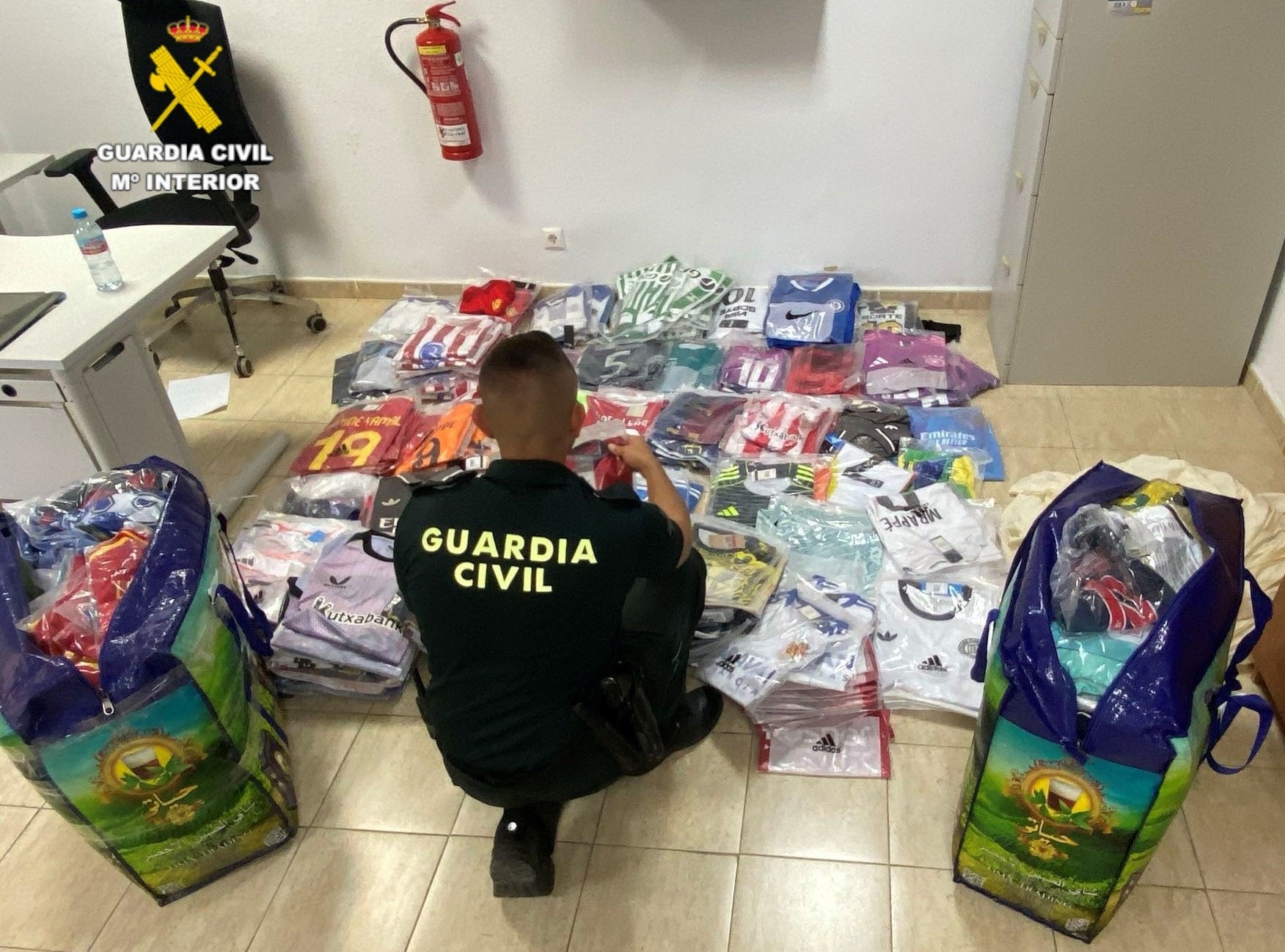 Intervenidas 615 camisetas de futbol falsificadas y un centenar de juguetes en Peñíscola Intervenidas 615 camisetas de futbol falsificadas y un centenar de juguetes en Peñíscola