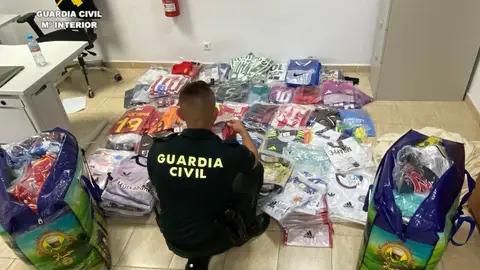 Intervenidas 615 camisetas de futbol falsificadas y un centenar de juguetes en Peñíscola Intervenidas 615 camisetas de futbol falsificadas y un centenar de juguetes en Peñíscola