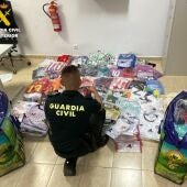 Intervenidas 615 camisetas de futbol falsificadas y un centenar de juguetes en Peñíscola