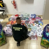 Intervenidas 615 camisetas de futbol falsificadas y un centenar de juguetes en Peñíscola Intervenidas 615 camisetas de futbol falsificadas y un centenar de juguetes en Peñíscola