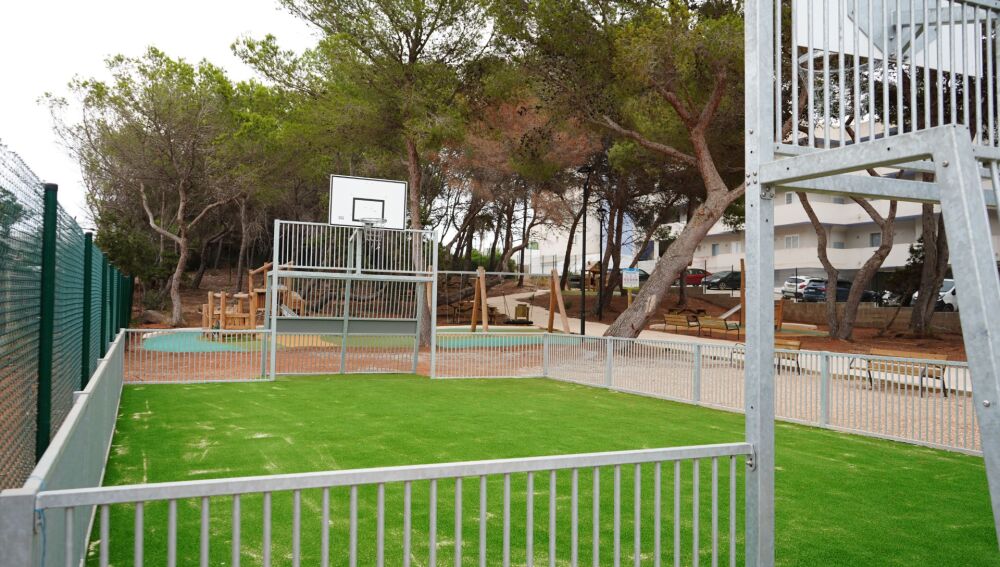 El parque cuenta con una instalación para fútbol y baloncesto