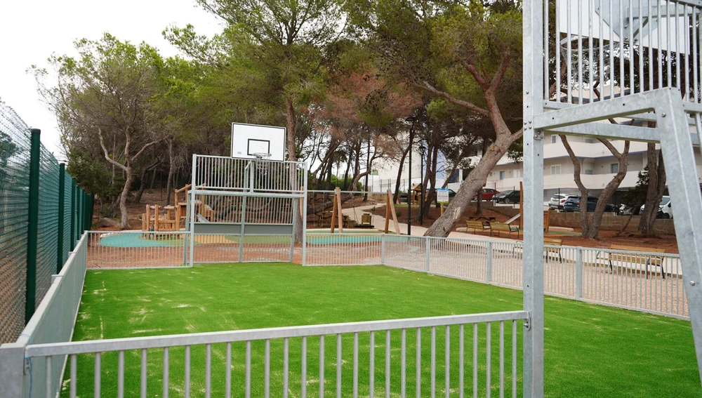 El parque cuenta con una instalación para fútbol y baloncesto El parque cuenta con una instalación para fútbol y baloncesto