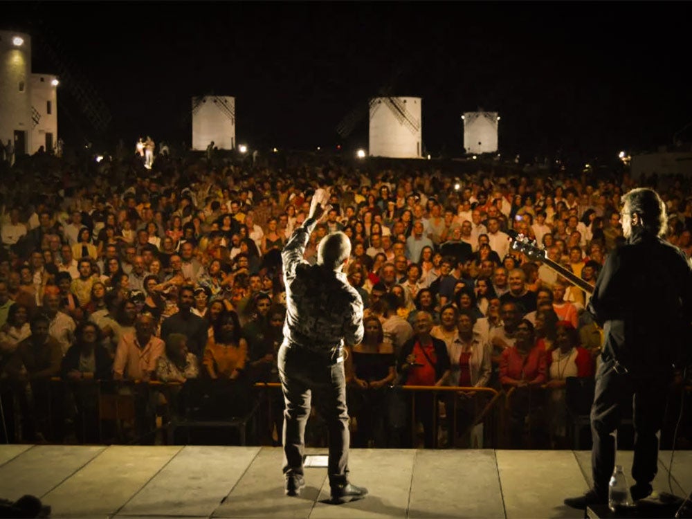 Campo de Criptana arranca su Feria 2025 con la emblemática Fiesta Ye-yé: música, desfile y ambiente sesentero en la Sierra de los Molinos Campo de Criptana arranca su Feria 2025 con la emblemática Fiesta Ye-yé: música, desfile y ambiente sesentero en la Sierra de los Molinos