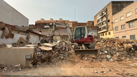 Maquinaria pesada derriba una de las viviendas gravemente afectadas por la DANA de València en Torrent Maquinaria pesada derriba una de las viviendas gravemente afectadas por la DANA de València en Torrent