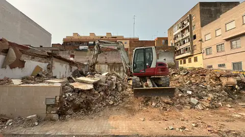 Maquinaria pesada derriba una de las viviendas gravemente afectadas por la DANA de València en Torrent Maquinaria pesada derriba una de las viviendas gravemente afectadas por la DANA de València en Torrent