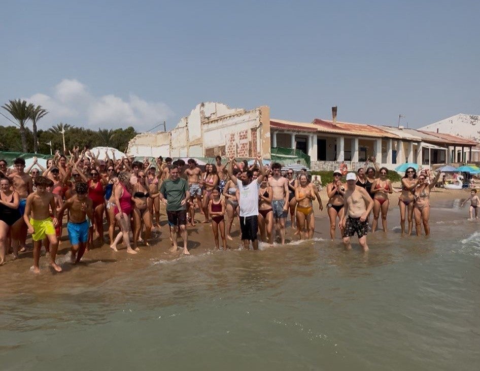 Con la maquinaria preparada para el derribo de las viviendas en Playa Babilonia, se paraliza la orden del Ministerio Con la maquinaria preparada para el derribo de las viviendas en Playa Babilonia, se paraliza la orden del Ministerio