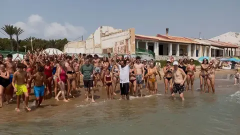 Vecinos de Playa Babilonia se manifiestan en un nuevo intento de paralizar el derribo de sus viviendas Vecinos de Playa Babilonia se manifiestan en un nuevo intento de paralizar el derribo de sus viviendas