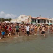 Vecinos de Playa Babilonia se manifiestan en un nuevo intento de paralizar el derribo de sus viviendas Vecinos de Playa Babilonia se manifiestan en un nuevo intento de paralizar el derribo de sus viviendas