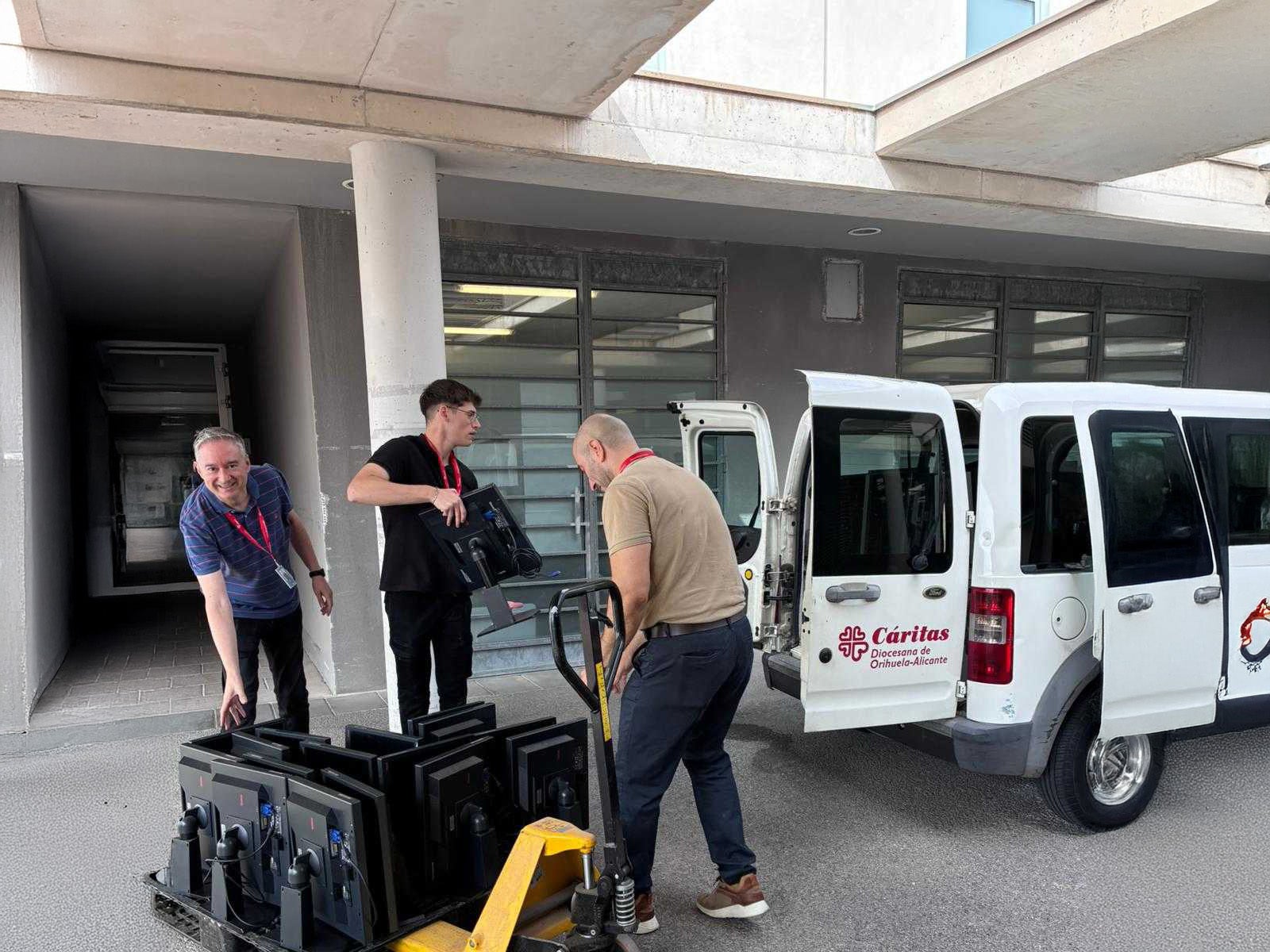 Cáritas y Manos Unidas reciben 75 monitores del Hospital Universitario del Vinalopó de Elche Cáritas y Manos Unidas reciben 75 monitores del Hospital Universitario del Vinalopó de Elche