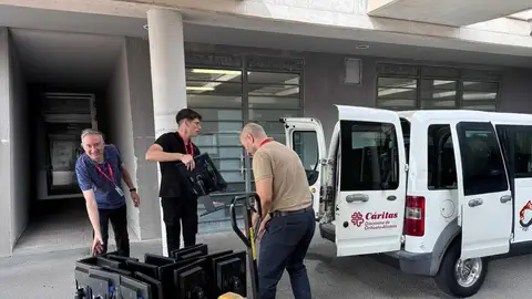 Cáritas y Manos Unidas reciben 75 monitores del Hospital Universitario del Vinalopó de Elche Cáritas y Manos Unidas reciben 75 monitores del Hospital Universitario del Vinalopó de Elche