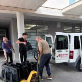 Cáritas y Manos Unidas reciben 75 monitores del Hospital Universitario del Vinalopó de Elche