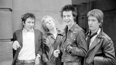 Cantante principal, compositor y m&uacute;sico ingl&eacute;s John Joseph Lydon, conocido como Johnny Rotten, el baterista Paul Cook, el bajista Sid Vicious (nacido como John Simon Ritchie) y el guitarrista Steve Jones, miembros del grupo punk Sex Pistols.