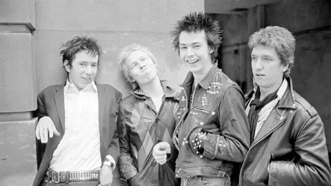 Cantante principal, compositor y músico inglés John Joseph Lydon, conocido como Johnny Rotten, el baterista Paul Cook, el bajista Sid Vicious (nacido como John Simon Ritchie) y el guitarrista Steve Jones, miembros del grupo punk Sex Pistols. Cantante principal, compositor y músico inglés John Joseph Lydon, conocido como Johnny Rotten, el baterista Paul Cook, el bajista Sid Vicious (nacido como John Simon Ritchie) y el guitarrista Steve Jones, miembros del grupo punk Sex Pistols.