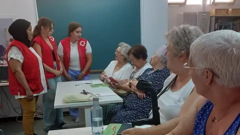 Mujeres mayores en el taller de Cruz Roja con sus voluntarias Mujeres mayores en el taller de Cruz Roja con sus voluntarias