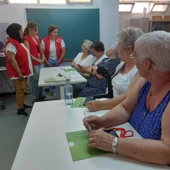 Mujeres mayores en el taller de Cruz Roja con sus voluntarias Mujeres mayores en el taller de Cruz Roja con sus voluntarias