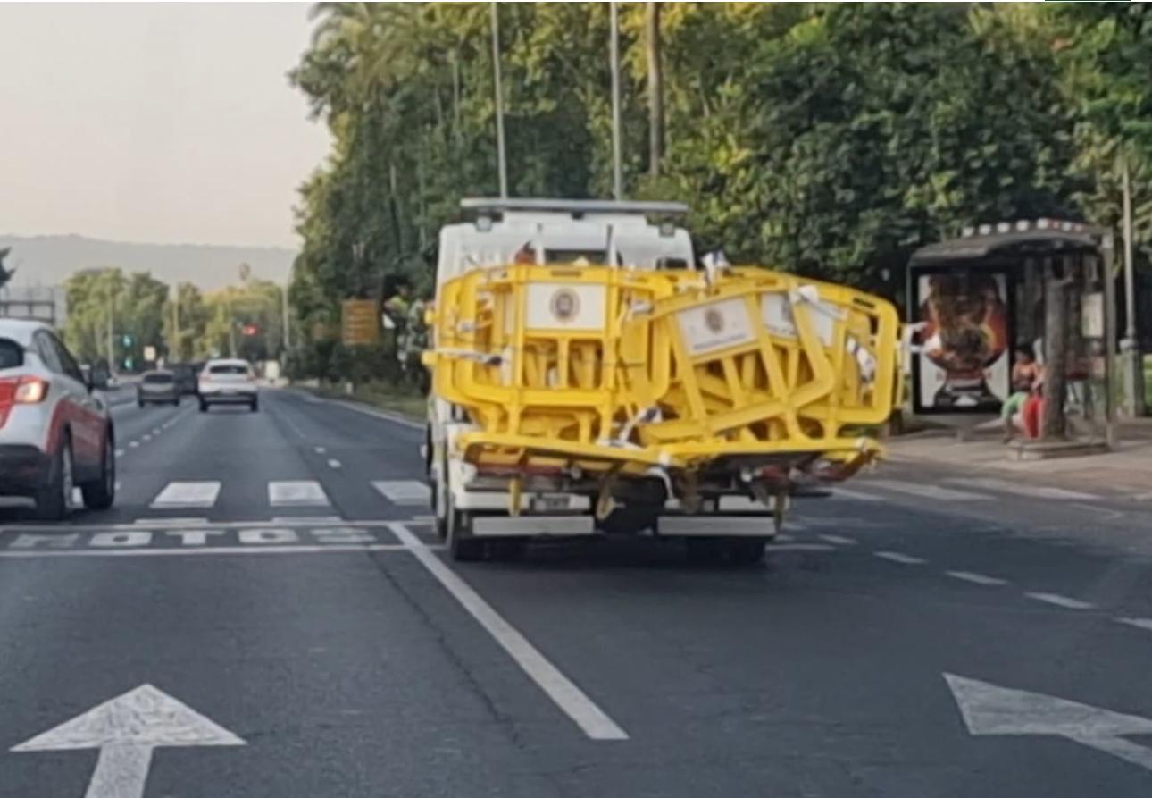 Facua denuncia la utilización de una grúa municipal para trasladar vallas Facua denuncia la utilización de una grúa municipal para trasladar vallas