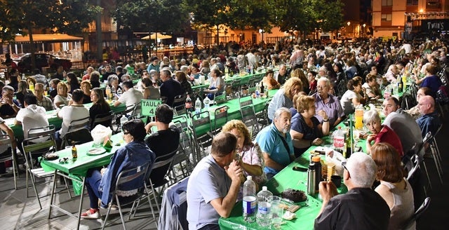 La macrocena de Vecinos de las fiestas de Vila-real reunirá en la plaza de la Mayorazga de 2.600 personas La macrocena de Vecinos de las fiestas de Vila-real reunirá en la plaza de la Mayorazga de 2.600 personas