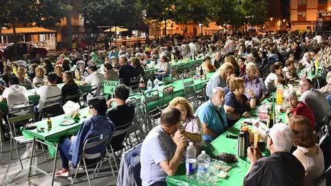 La macrocena de Vecinos de las fiestas de Vila-real reunirá en la plaza de la Mayorazga de 2.600 personas La macrocena de Vecinos de las fiestas de Vila-real reunirá en la plaza de la Mayorazga de 2.600 personas