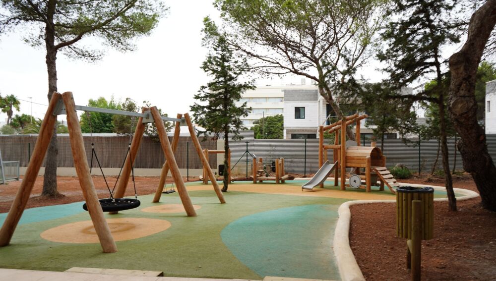 El parque cuenta con una zona de juegos y actividades para todas las edades