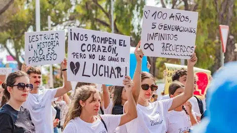 Vecinos de Playa Babilonia se manifiestan en un nuevo intento de paralizar el derribo de sus viviendas Vecinos de Playa Babilonia se manifiestan en un nuevo intento de paralizar el derribo de sus viviendas