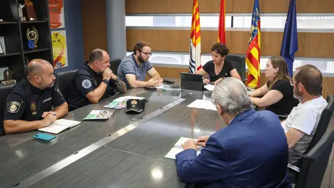 Reunión entre el Ayuntamiento de Onda, la Policía Local y el coordinador del mercado, Juanjo Rodríguez. Reunión entre el Ayuntamiento de Onda, la Policía Local y el coordinador del mercado, Juanjo Rodríguez.